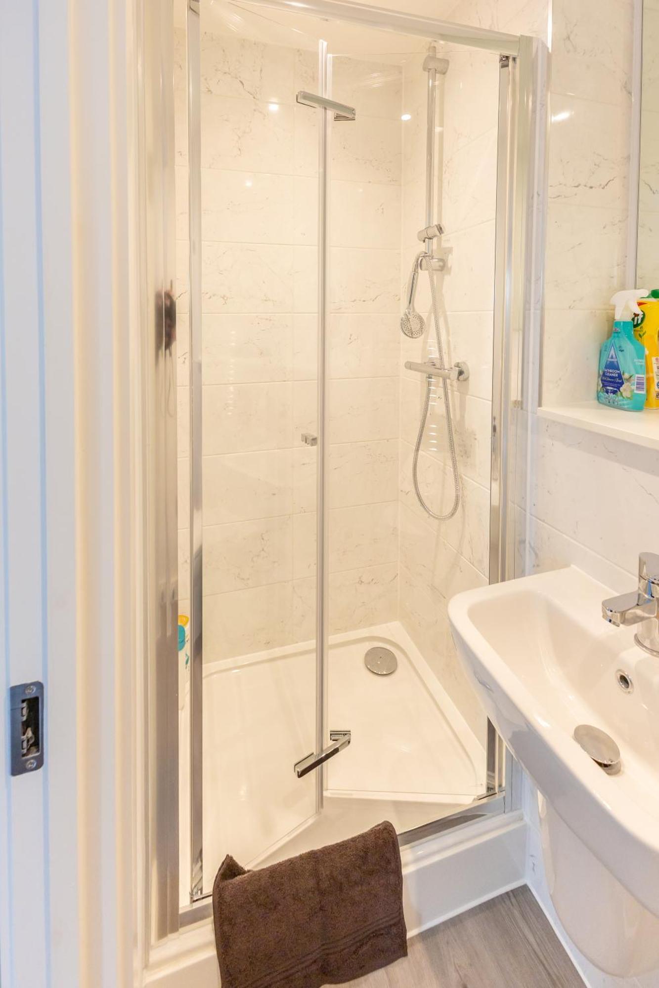 Stunning Modern 3 Bedroom Townhouse - Perfect Getaway แมนเชสเตอร์ ภายนอก รูปภาพ