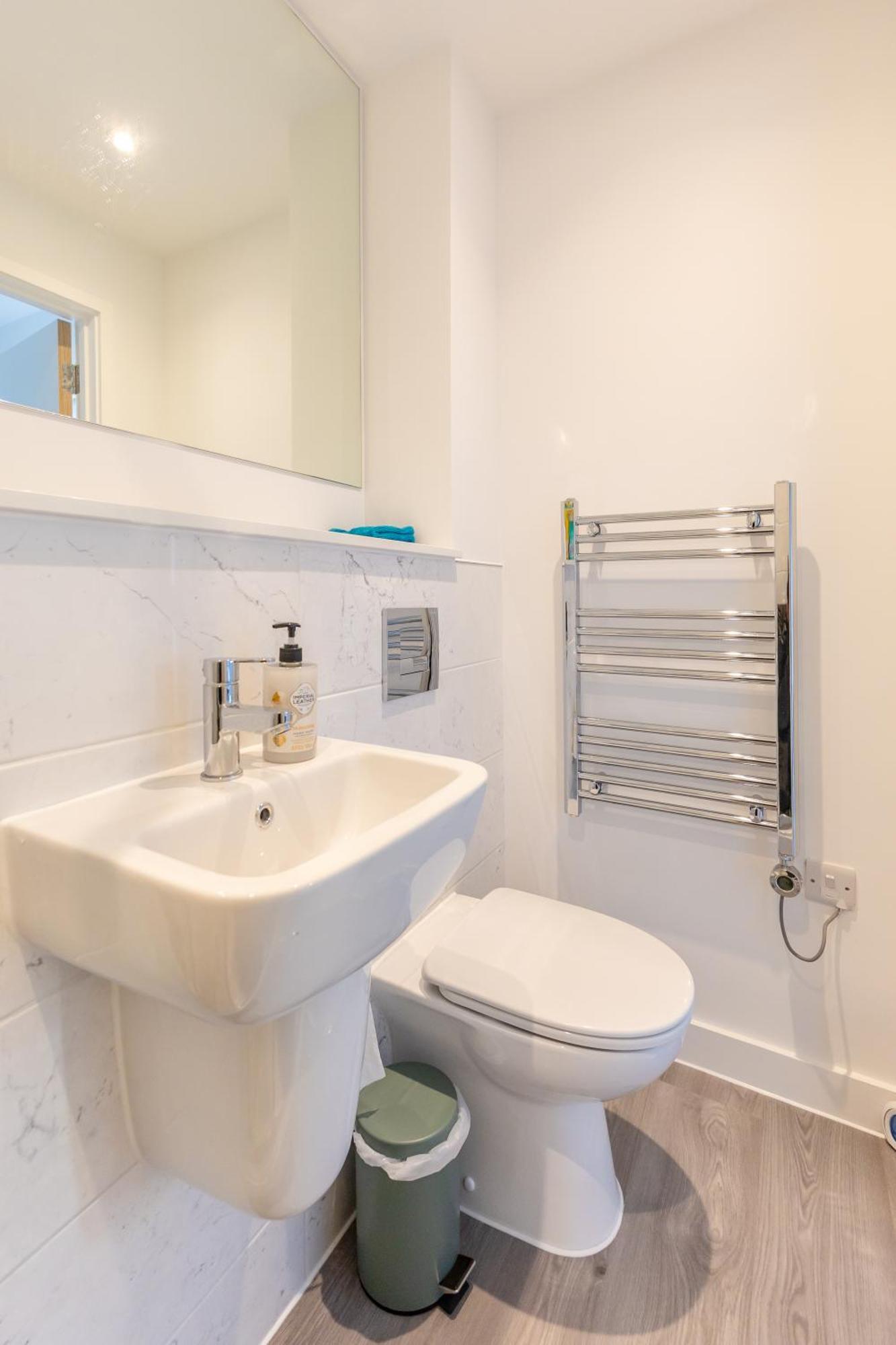 Stunning Modern 3 Bedroom Townhouse - Perfect Getaway แมนเชสเตอร์ ภายนอก รูปภาพ