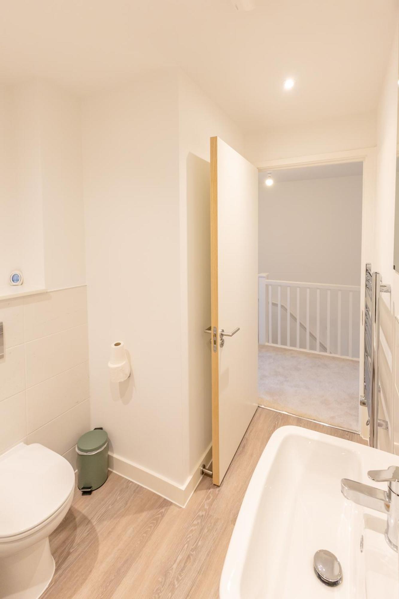 Stunning Modern 3 Bedroom Townhouse - Perfect Getaway แมนเชสเตอร์ ภายนอก รูปภาพ