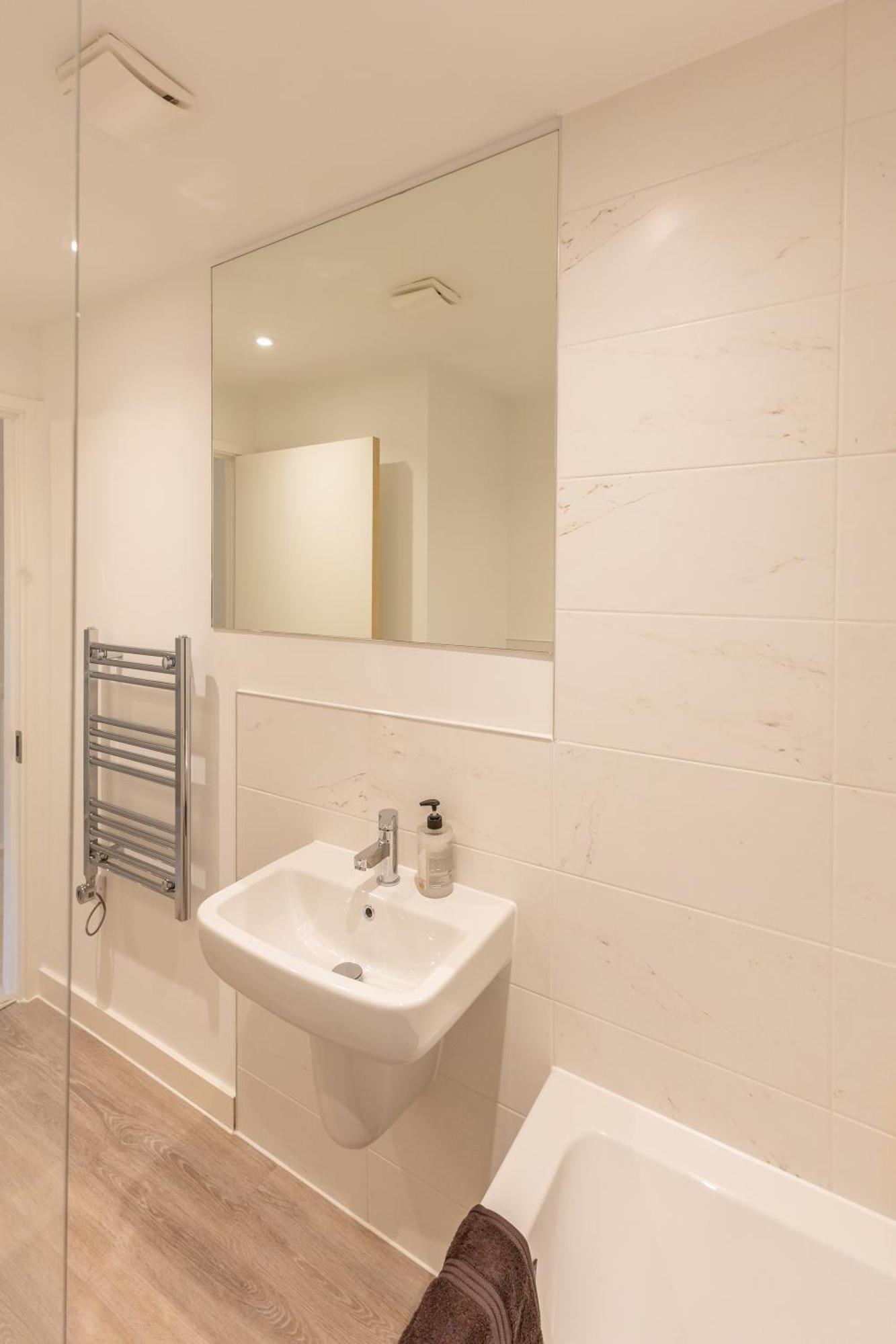 Stunning Modern 3 Bedroom Townhouse - Perfect Getaway แมนเชสเตอร์ ภายนอก รูปภาพ