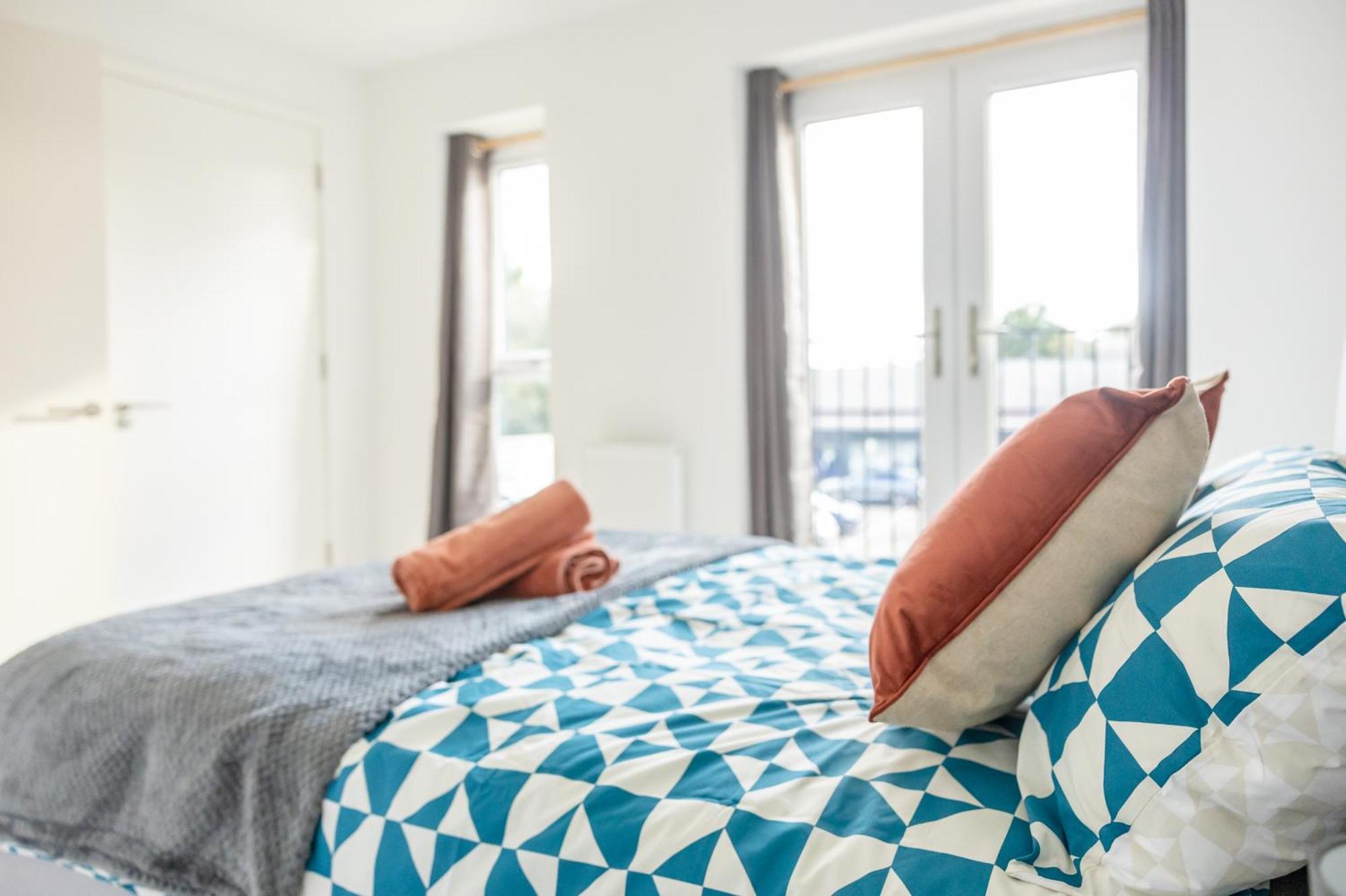 Stunning Modern 3 Bedroom Townhouse - Perfect Getaway แมนเชสเตอร์ ภายนอก รูปภาพ