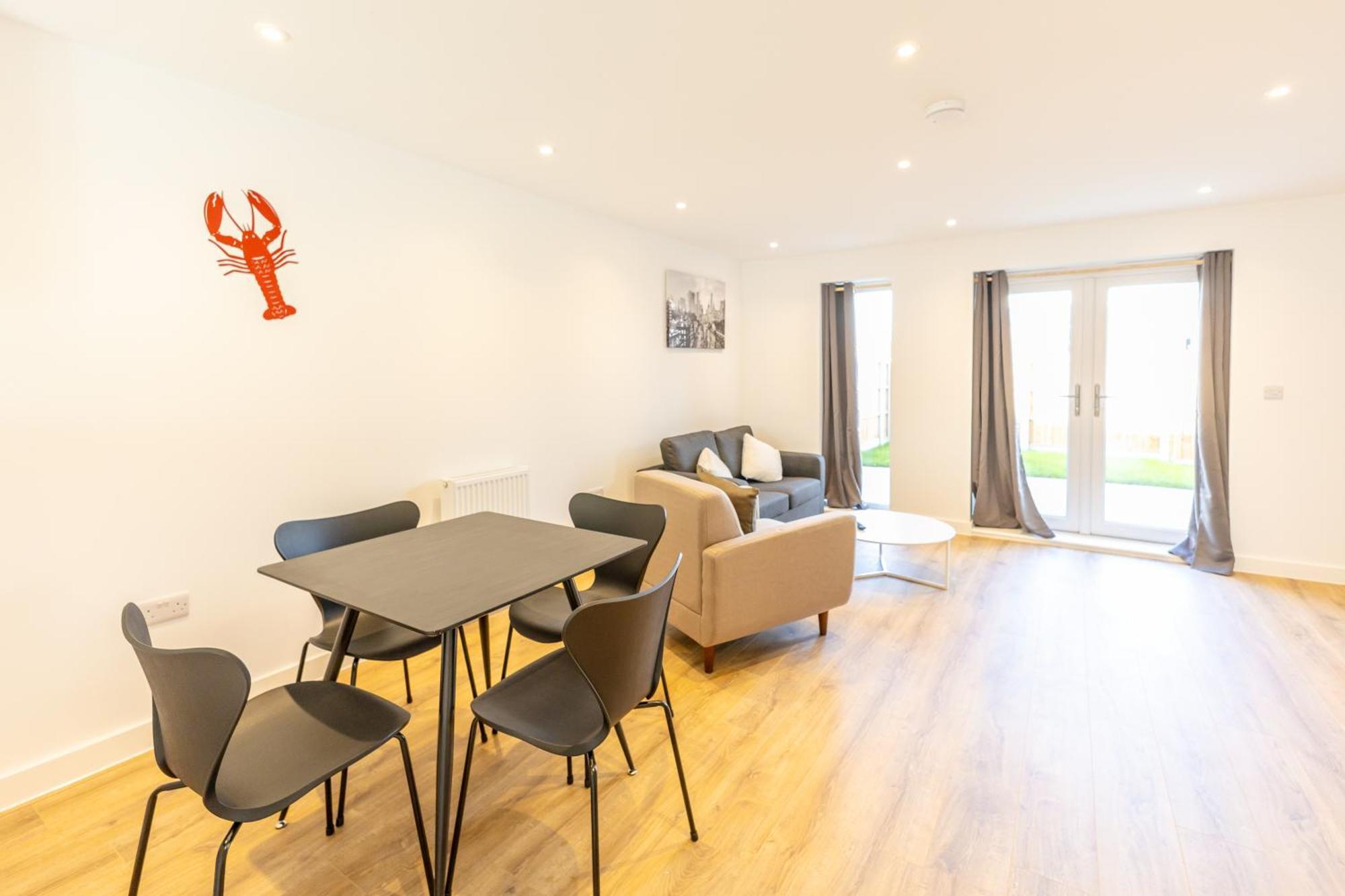 Stunning Modern 3 Bedroom Townhouse - Perfect Getaway แมนเชสเตอร์ ภายนอก รูปภาพ