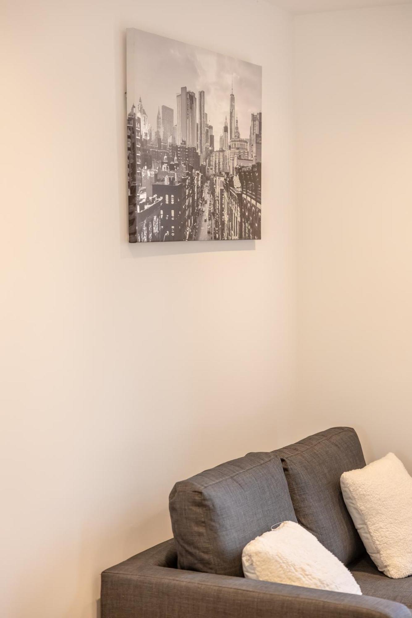 Stunning Modern 3 Bedroom Townhouse - Perfect Getaway แมนเชสเตอร์ ภายนอก รูปภาพ