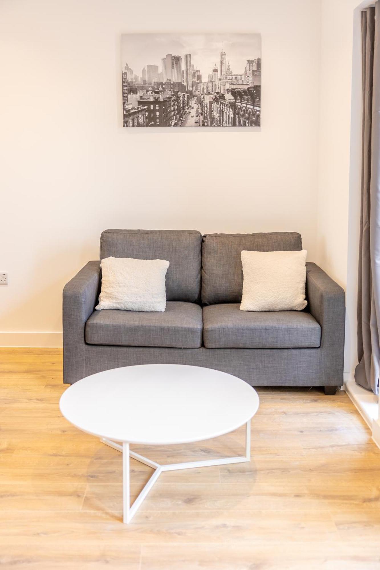 Stunning Modern 3 Bedroom Townhouse - Perfect Getaway แมนเชสเตอร์ ภายนอก รูปภาพ